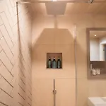 Entire 2 Bed - Free Parking - No. 15 - The Cosy Collection Ltd Apartment *