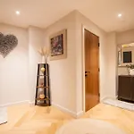 Entire 2 Bed - Free Parking - No. 15 - The Cosy Collection Ltd Apartment